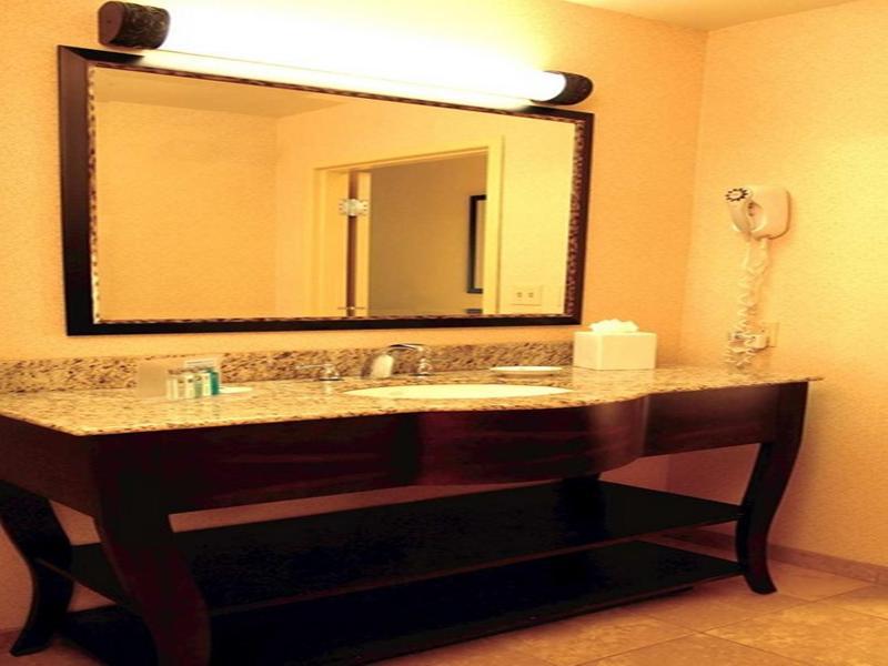 Hampton Inn & Suites Center Екстер'єр фото